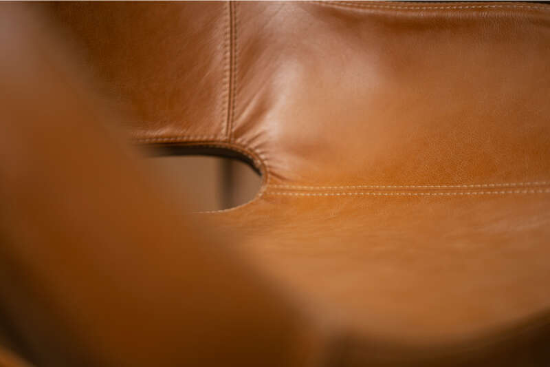 Sitzschale Detailfoto handgefärbtes Leder
