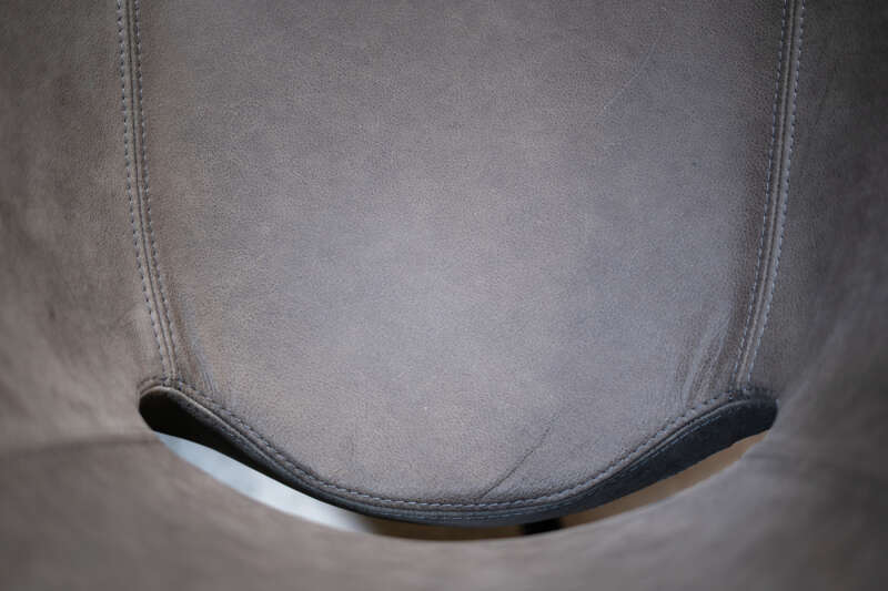 Details Sitzfläche grauer Lederbezug