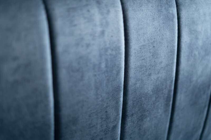 Gesteppter Samtbezug blau einer gepolsterten Eckbank Detailaufnahme