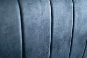 Gesteppter Samtbezug blau einer gepolsterten Eckbank Detailaufnahme
