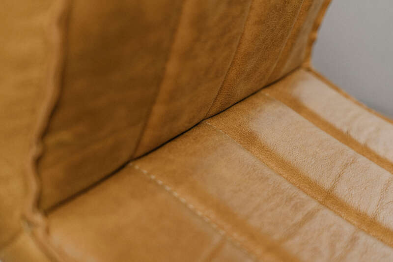 Detailfoto Sandfarbener Lederbezug des Barhockers