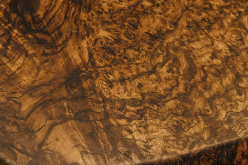 Maserung Tischplatte Nussbaum mit Baumkante 1