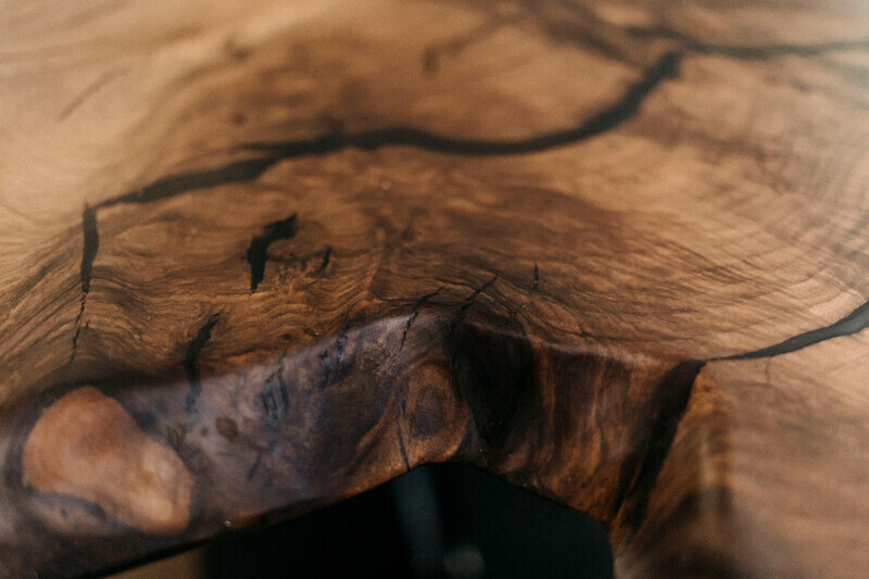 Maserung und Baumkante der Tischplatte aus Nussbaum 0160