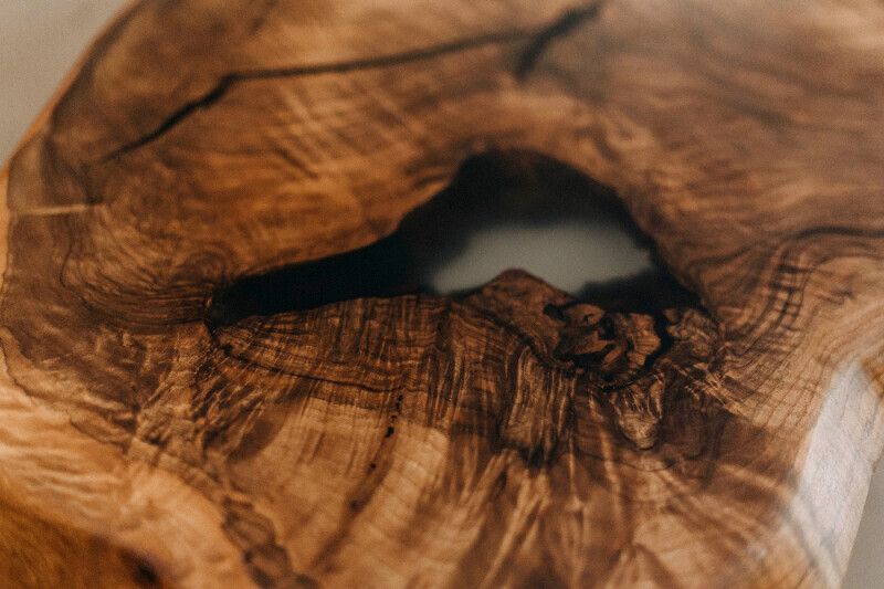 Verfülltes Loch mit Epoxidharz auf der Nussbaum Tischplatten Oberfläche