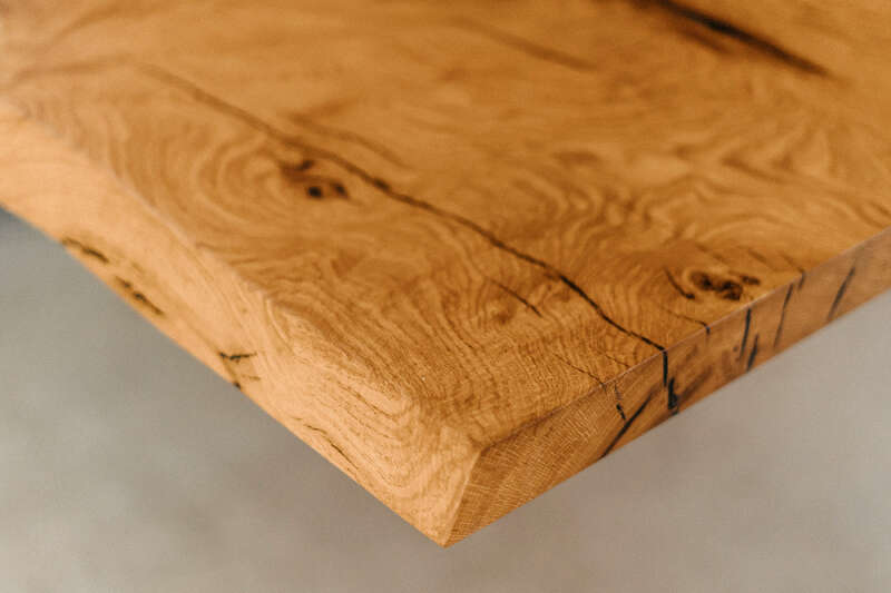 Maserung in der Tischplatte aus Eichenholz 1