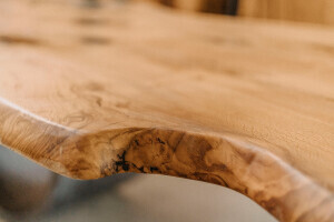 Natürliche Baumkante der Tischplatte aus Eichenholz 0162