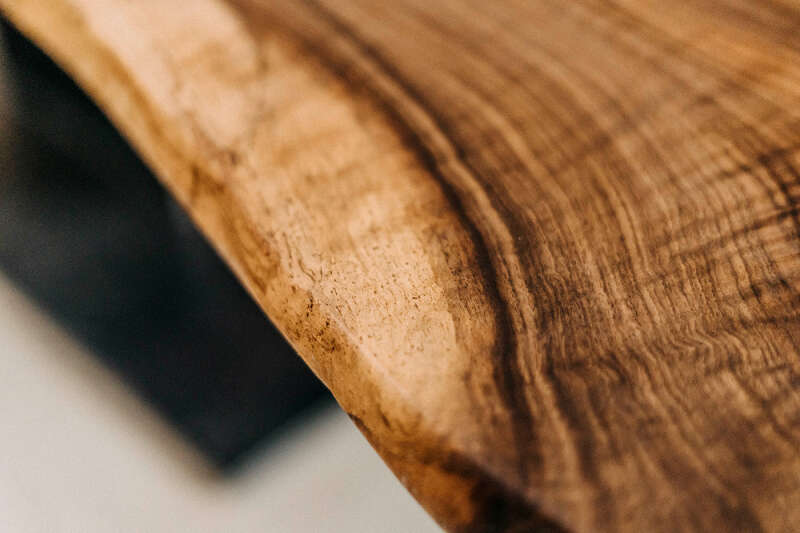 Kante der Tischplatte aus Holz Nussbaum 0163