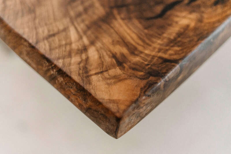 Kante der Tischplatte aus Nussbaum Holz 0163