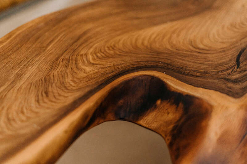 Markante Baumkante der Tischplatte aus Nussbaum 0163