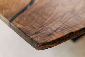 Baumkanten Tischplatte aus Nusbaum mit lebendiger Maserung 0163