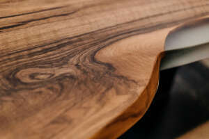 Maserung und Epoxidharz auf der Nussbaum Tischplatte 0163