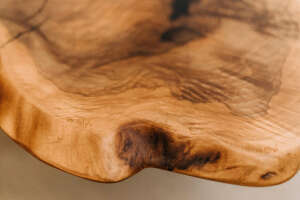 Tischplatte aus Nussbaum mit Baumkanten 0163