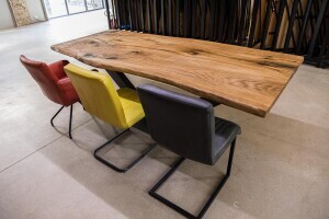 Eichenholz-Tischplatte mit Baumkante