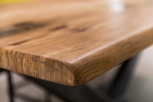 Tischplatte Eiche Baumkante Detail