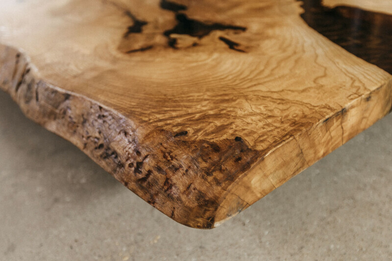 Ecke der Tischplatte aus Esche mit starker Baumkante