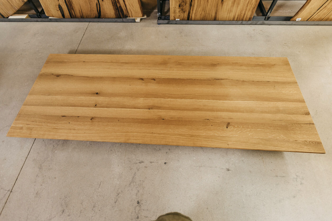Massivholztischplatte aus Eiche mit schmalen Riegeln und wenig Astanteil in den Maßen 260x100 cm