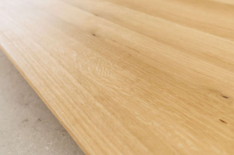 Maserung der Holztischplatte im Detail