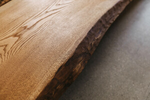Starke Baumkante mit Maserungen auf der Tischplatte im Detail