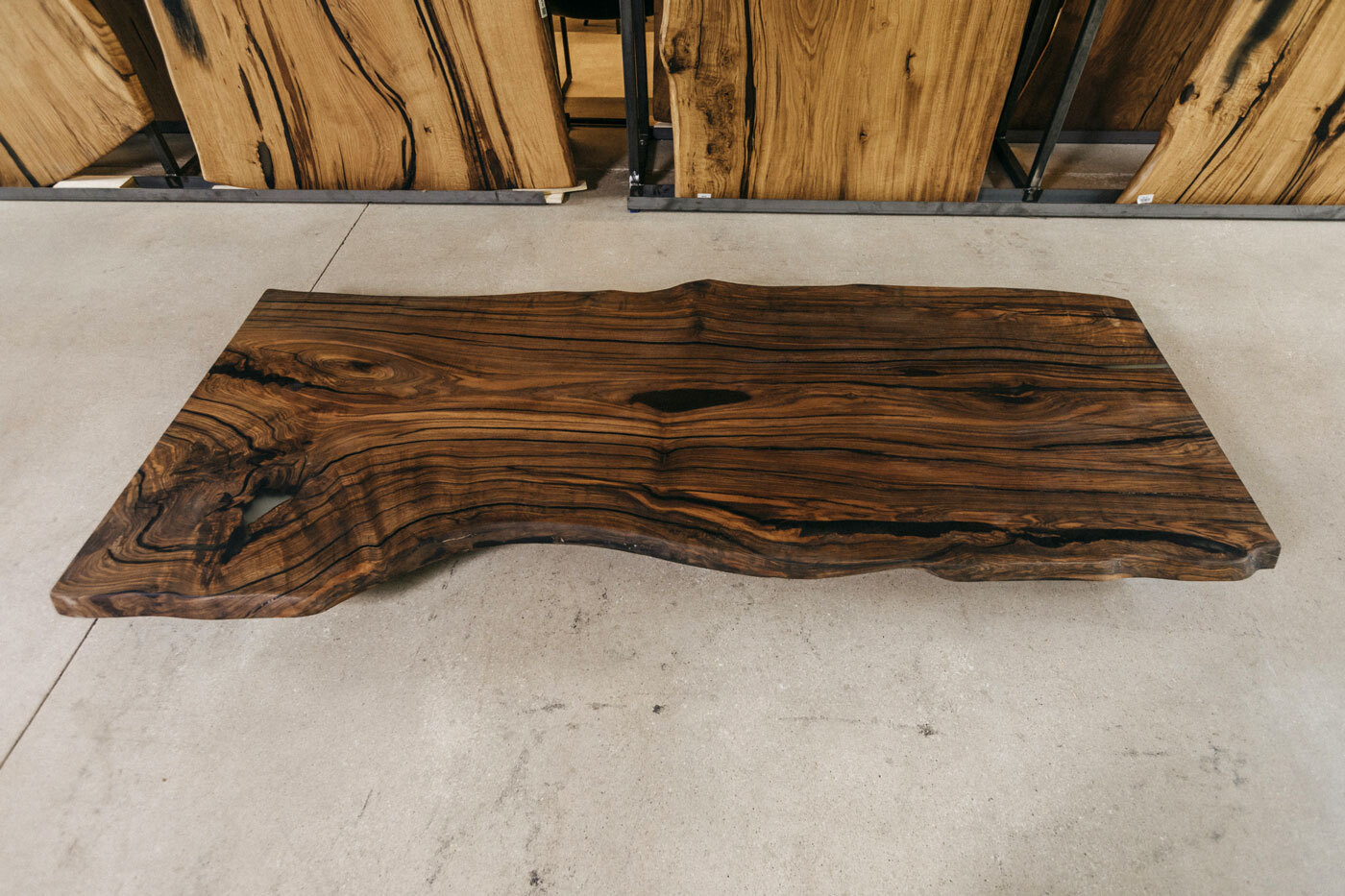 Starke Baumkantenplatte aus Nussbaum mit den Maßen 245 x 100 x 5 cm als Unikat