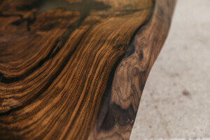 Baumkante der Nussbaum Tischplatte mit Maserungen im Detail