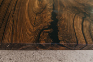 Seitliche Ansicht der Baumkanten Tischplatte aus Nussbaum im Detail