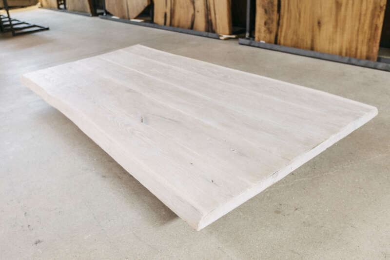 Helle Tischplatte mit White washed Oberfläche und leichter Baumkante