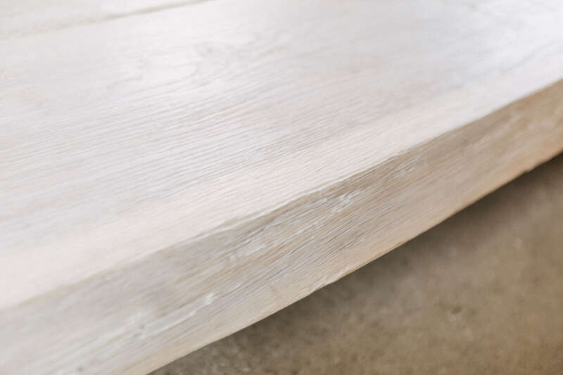 Leichte Baumkante der White washed Tischplatte