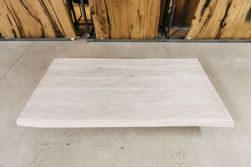 Weiß gebeizte Tischplatte mit Leimfugen und breiten Riegeln in den Maßen 200 x 105 x 5 cm