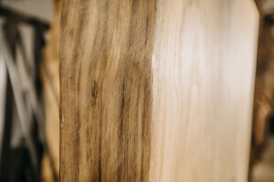 Baumkanten der massiven Eichen Tischplatte im Detail