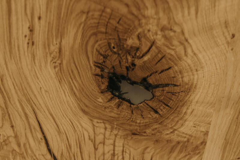 Geölte Tischplatte aus massivem Eichenholz im Detail