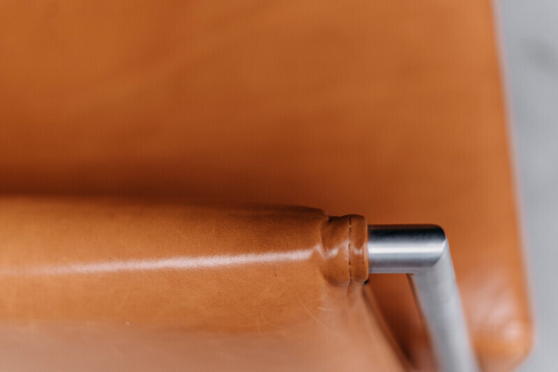 Schalensitz mit Edelstahlgestell Detailfoto