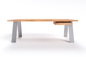 Moderner Schreibtisch in Alteiche mit schrägen Tischbeinen aus Stahl