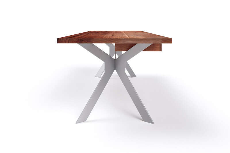 Moderner Nussbaum Schreibtisch mit schrägen Metall Tischfüßen Slimo