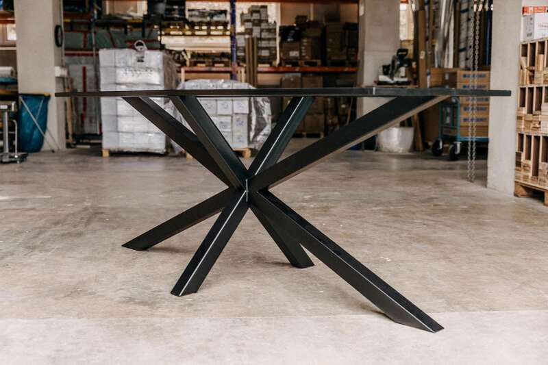 Filigranes Kreuz-Tischgestell aus Metall