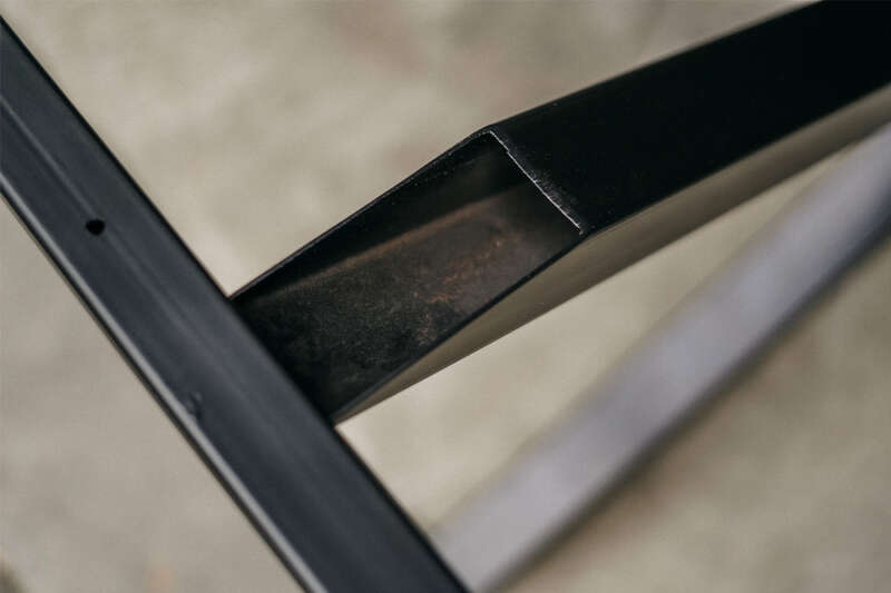 Metallgestell in Schwarz für Tischplatten vom Typ Aamina