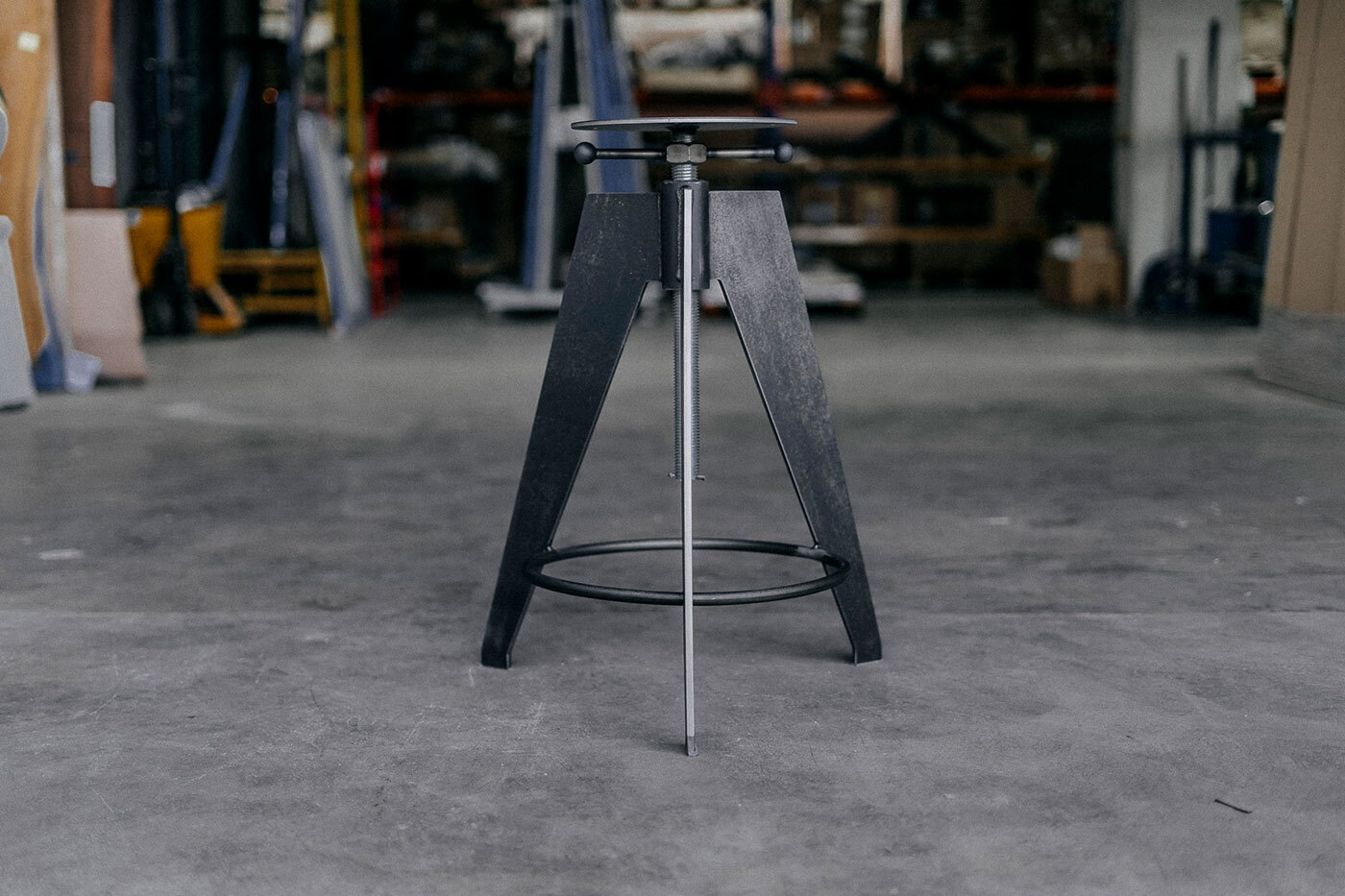 Industriedesign Stahl Tischgestell höhenverstellbar Milton Rohstahl