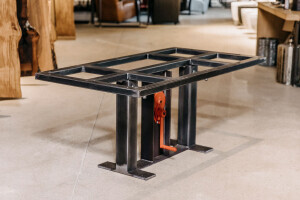 Höhenverstellbares Tischgestell aus Stahl