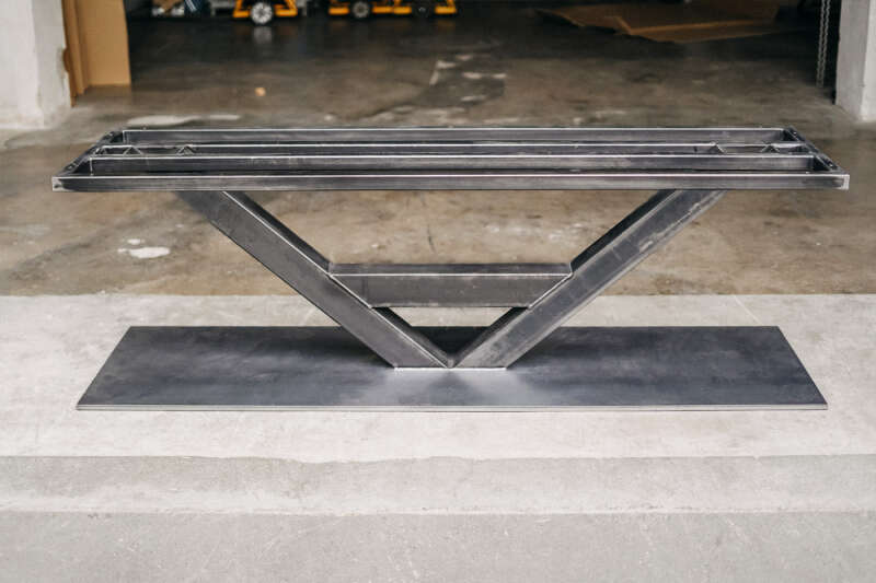 Tisch Untergestell aus Metall für eine Holz Tischplatte