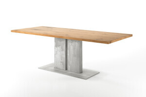 Massive Tischplatte mit Stahltischgestell mittig