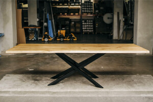 Tischplatte aus Eichenholz mit einem Metallgestell in Schwarz pulverbeschichtet