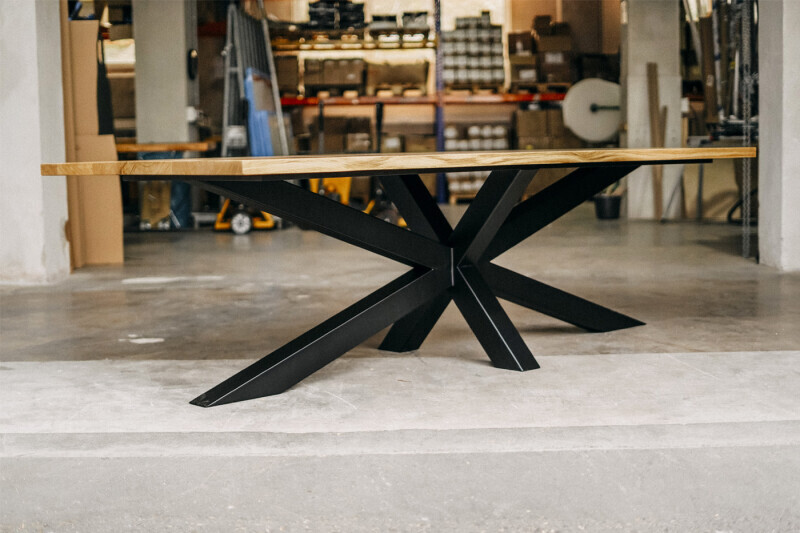 Tischplatte aus Eichenholz mit gerader Kante und Metallgestell in Schwarz vom Typ Bennet