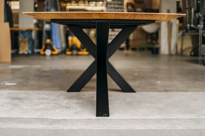 Schwarzes Metallgestell Bennet für eine Tischplatte aus massiver Eiche mit Schweizer Kante