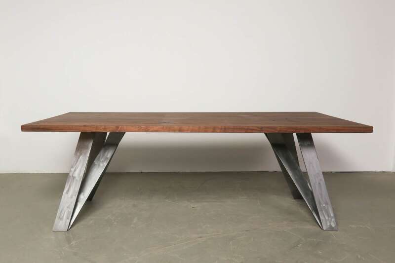 Montagebeispiel: Tischgestell Eisen Imatra mit Tischplatte in Nussbaum