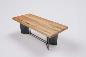 Eichenholztisch in extravaganten Möbeldesign