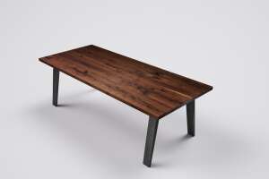 Moderner Massivholztisch aus edlem Nussbaumholz