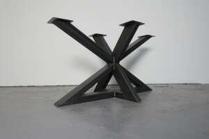 Modernes Tischgestell aus Eisen kreuzförmig geschweißt