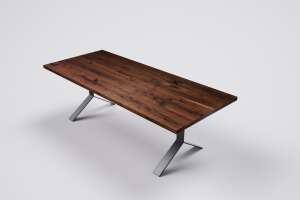 Dunkler Nussbaumesstisch mit minimalistischem Metall-Untergestell
