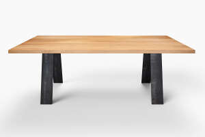 Edler Tisch in Eiche modern mit Metall Tischgestell