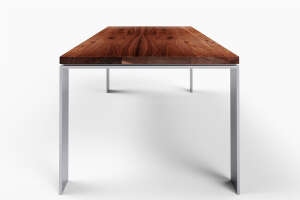 Nussbaum Esstisch mit minimalistischen Tischbeinen aus Metall