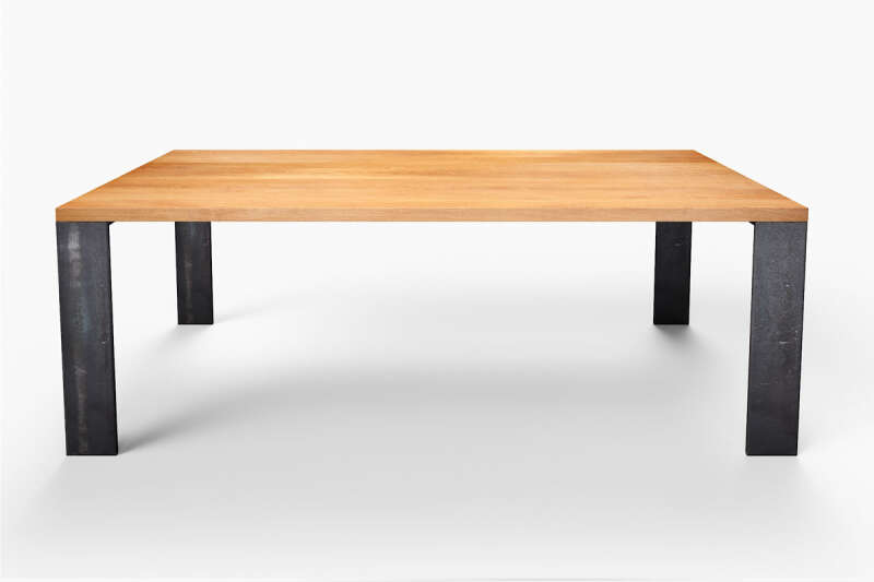 Moderner Tisch aus Eiche und Stahl in Premium-Qualität